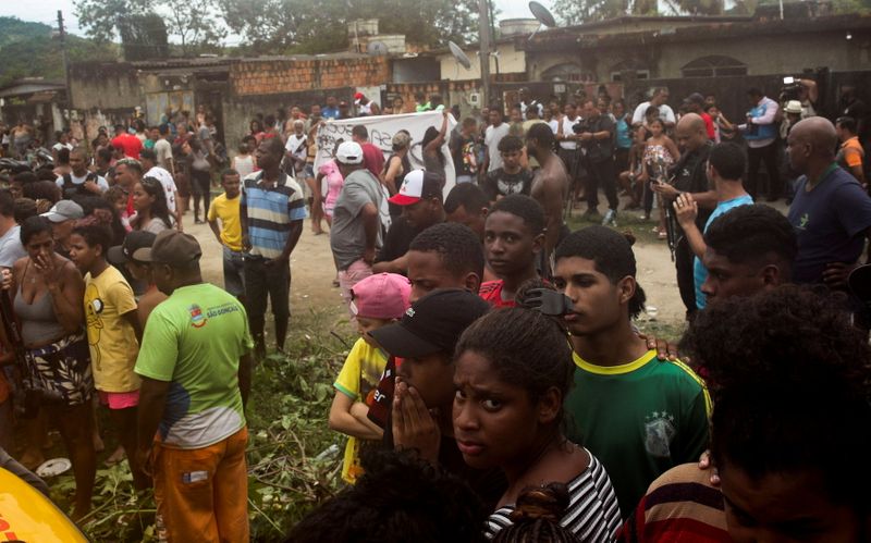 &copy; Reuters. Moradores observam bombeiros retirarem corpos encontrados em manguezal de São Gonçalo após operação policial
22/11/2021
REUTERS/Ricardo Moraes