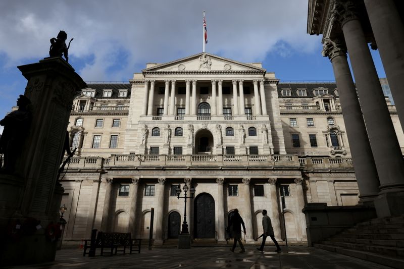 &copy; Reuters. Pedestres caminham em frente ao Banco da Inglaterra, em Londres
31/10/2021
REUTERS/Tom Nicholson