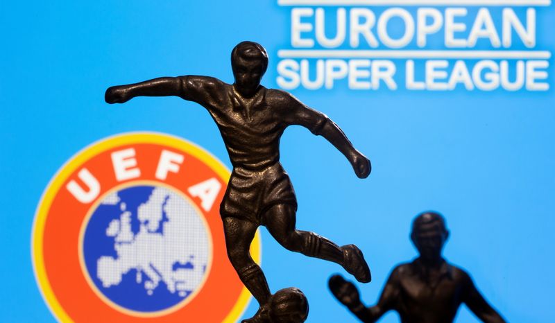&copy; Reuters. FOTO DE ARCHIVO: Figuras metálicas de jugadores de fútbol delante de las palabras "Superliga Europea" y el logotipo de la UEFA en esta ilustración tomada el 20 de abril de 2021. REUTERS/Dado Ruvic