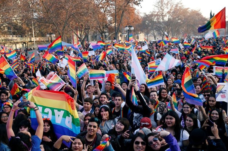 &copy; Reuters. Imagen de archivo de la marcha del orgullo gay en Santiago, Chile, el 22 de junio de 2019. REUTERS/Rodrigo Garrido
