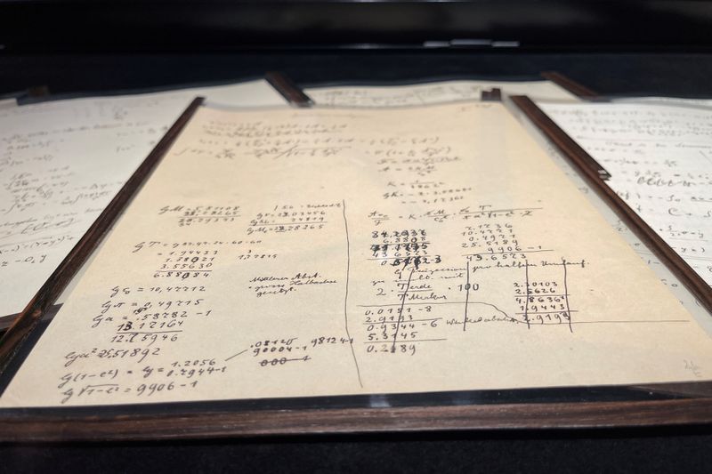 &copy; Reuters. Foto del lunes de un manuscrito de Albert Einstein en la casa de subastas  Christie's en Paris
Nov 22, 2021. REUTERS/Antony Paone/
