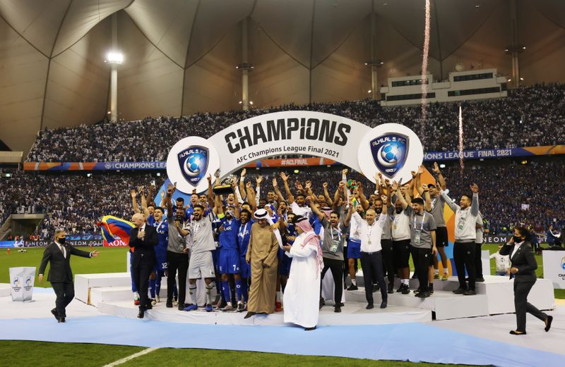 © Reuters. لاعبو وإدارة فريق الهلال السعودي يحتفلون بلقب دوري أبطال آسيا لكرة القدم يوم الثلاثاء. تصوير: أحمد يسري - رويترز