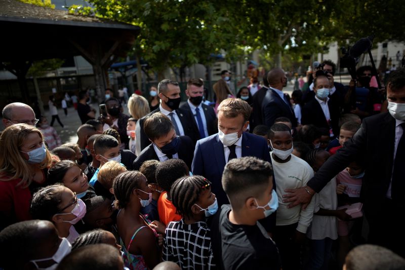 &copy; Reuters. La France a enregistré mardi plus de 30.000 nouveaux cas de contamination par le coronavirus au cours des dernières 24 heures, une première depuis le mois d'août, sur fond de résurgence de l'épidémie malgré le retour de restrictions sanitaires et 