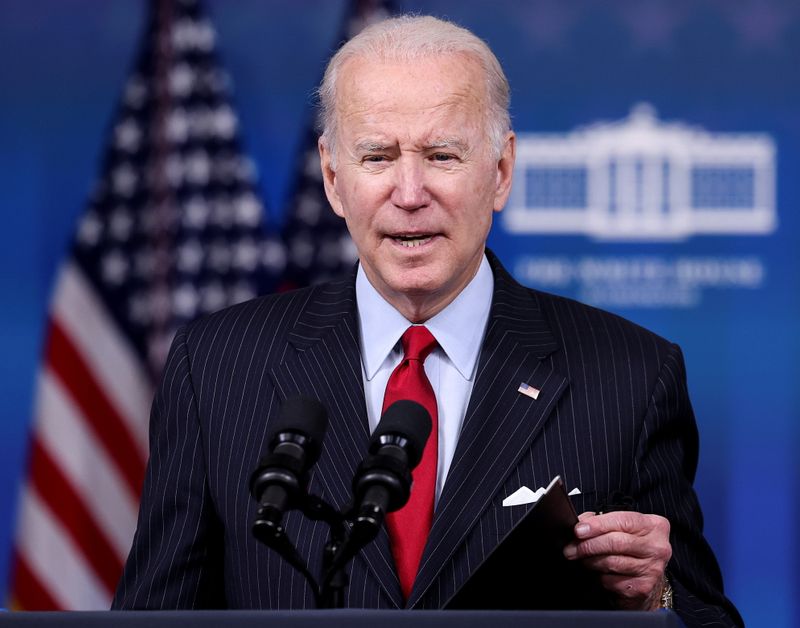 © Reuters. U.S. President Joe Biden announces the release of 50 million barrels of oil from the U.S. Strategic Petroleum Reserve as part of a coordinated effort with other major economies to help ease rising gas prices as he delivers remarks on the economy and 