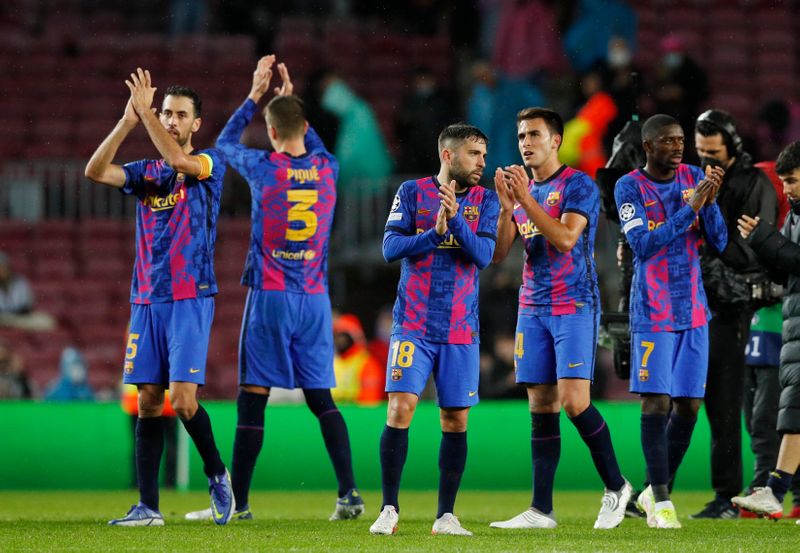 © Reuters. مجموعة من لاعبي برشلونة يصفقون لجماهيرهم عقب مباراة بنفيكا في دوري أبطال أوروبا لكرة القدم في كامب نو ببرشلونة يوم الثلاثاء. تصوير:رويترز.