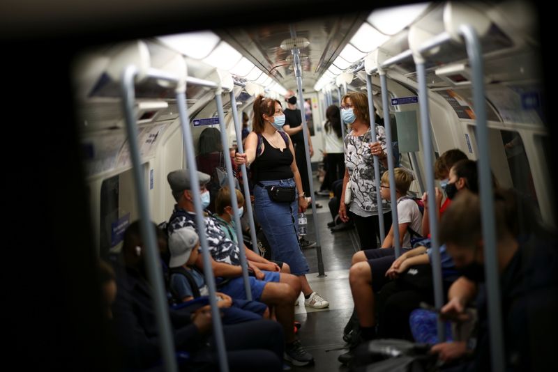 &copy; Reuters.   １１月２３日、    ロイターの集計によると、新型コロナウイルスの感染者は世界全体で２億５７７６万人を超え、死者は５４１万３２３４人となった。ロンドンの地下鉄で７月撮影（２０