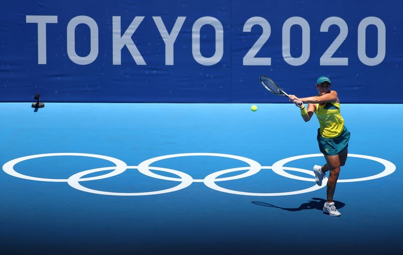 © Reuters. الاسترالية آشلي بارتي المصنفة الأولى عالميا خلال مباراتها في الدور الأول لمنافسات فردي السيدات في دورة الألعاب الأولمبية بطوكيو يو 25 يوليو تموز 2021. تصوير:رويترز.