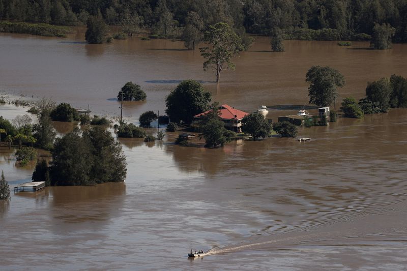 &copy; Reuters.   １１月２３日、オーストラリア気象局（ＢＯＭ）は太平洋で２年連続でラニーニャ現象が発達していると認定した。写真は３月、川の氾濫で浸水いた豪ワイズマンズフェリー（２０２１年