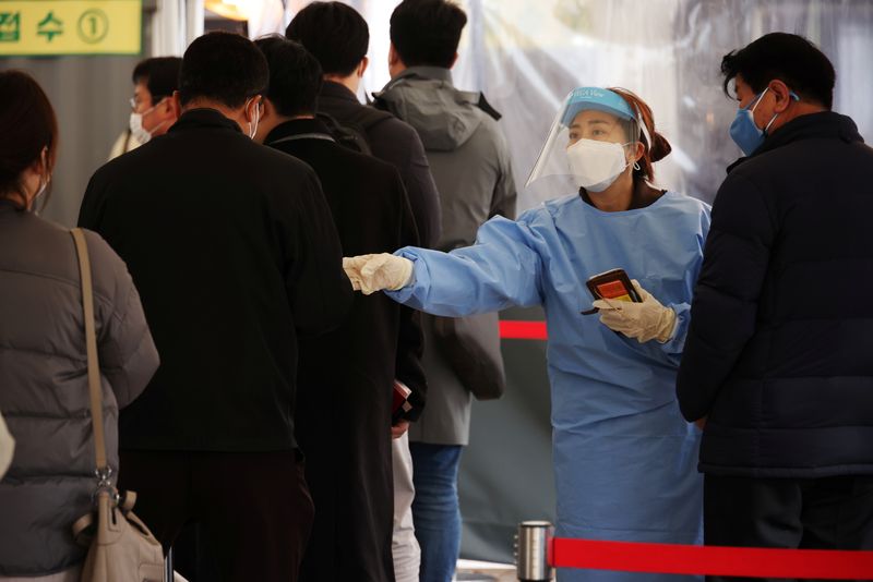 &copy; Reuters.  １１月２４日、韓国疾病予防管理庁（ＫＤＣＡ）は１日当たりの新型コロナウイルス新規感染者（２３日分）が４１１６人報告され、過去最多となったと発表した。ソウルの検査会場で１