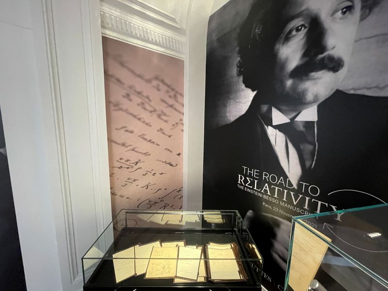 &copy; Reuters. 　理論物理学者アルバート・アインシュタインが一般相対性理論について記した手書きの草稿が２３日、パリで競売に掛けられ、１１７０万ユーロ（約１５億１３００万円）の落札された。