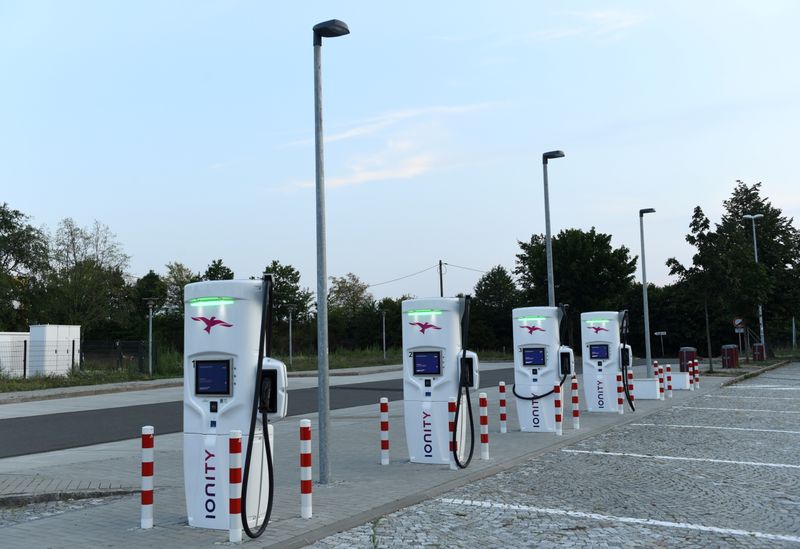 &copy; Reuters. FILE PHOTO: An Ionity electric vehicle charging station is pictured on the motorway service station "Dresdner Tor Sued" near Dresden, Germany, August 27, 2019.   REUTERS/Annegret Hilse/File Photo