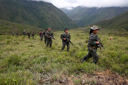 &copy; Reuters. Foto de archivo. Guerrilleros de las FARC patrullan las montañas en el centro de Colombia antes de la firma del acuerdo de paz con el Gobierno, 16 de agosto, 2016. REUTERS/John Vizcaino