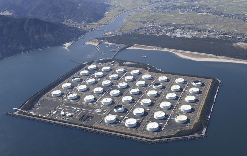 © Reuters. FILE PHOTO: An aerial view shows Shibushi National Petroleum Stockpiling Base in Kagoshima prefecture, Japan January 18, 2019, in this photo taken by Kyodo. Mandatory credit Kyodo/via REUTERS