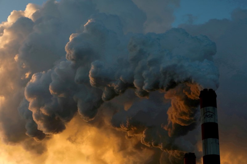 &copy; Reuters. クリーンエネルギーへの移行では、気候情報開示の標準化が進む中、主に民間セクターが資金を拠出する見通し。写真はポーランドのベウハトゥフ近くにある欧州最大の石炭火力発電所。２