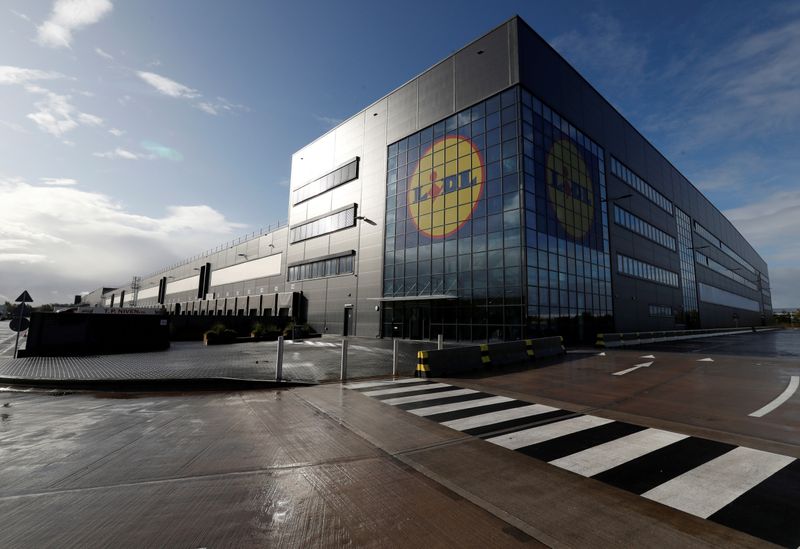 &copy; Reuters. FILE PHOTO: Lidl commences operations at its new Scottish distribution centre, the biggest of its kind in the UK, in Motherwell, Scotland, Britain,  October 9, 2019. REUTERS/Russell Cheyne/File Photo