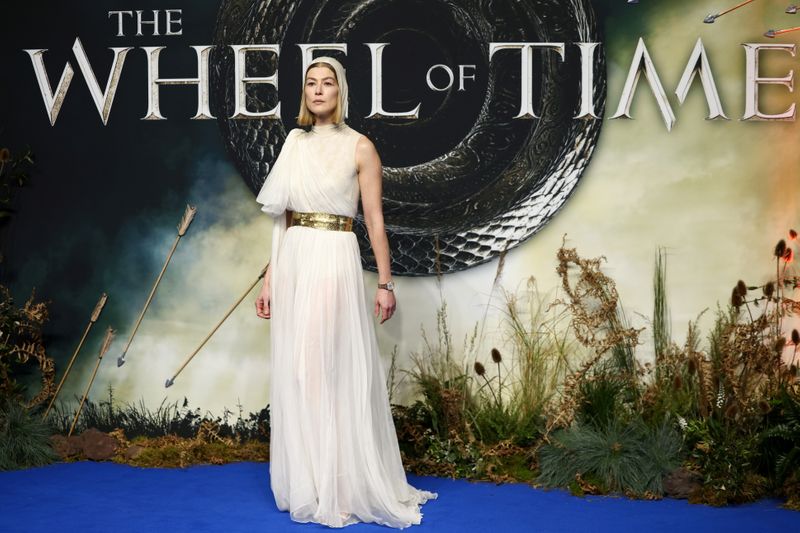&copy; Reuters. FILE PHOTO: Cast member Rosamund Pike attends the world premiere of the Amazon series "The Wheel of Time" in London, Britain November 15, 2021. REUTERS/Henry Nicholls