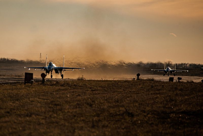 © Reuters. Ukrainian Air Force fighter jets take off during a drill in Mykolaiv region in southern Ukraine November 23, 2021.  Air Force Command of Ukrainian Armed Forces/Handout via REUTERS  ATTENTION EDITORS - THIS IMAGE WAS PROVIDED BY A THIRD PARTY.