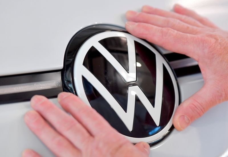 &copy; Reuters. FILE PHOTO: A technician fixes a VW sign in the assembly line of German carmaker Volkswagen's electric ID. 3 car in Dresden, Germany, June 8, 2021. REUTERS/Matthias Rietschel