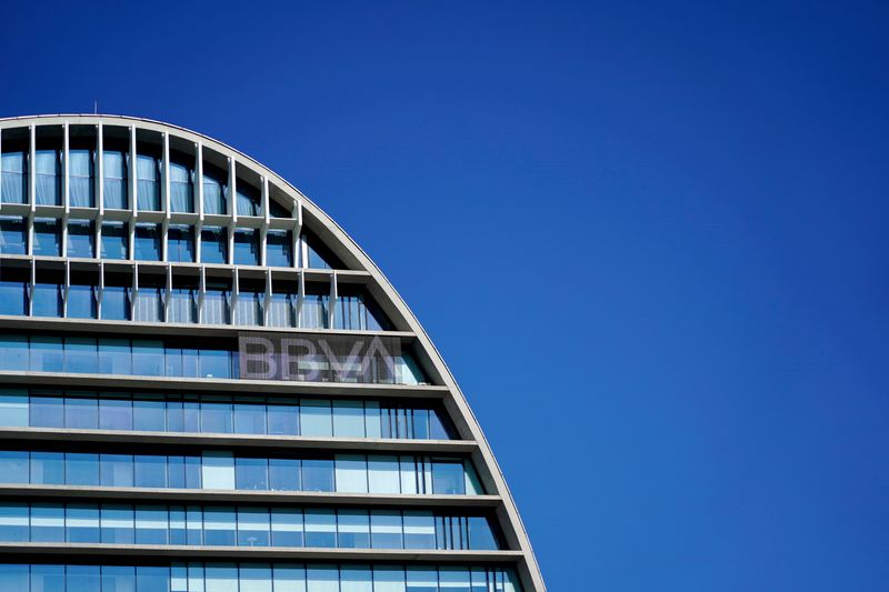 &copy; Reuters. FOTO DE ARCHIVO: El logotipo de BBVA en la sede del banco en Madrid, España, el 17 de noviembre de 2020. REUTERS/Juan Medina