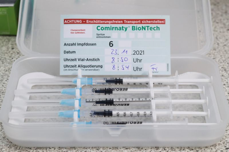 &copy; Reuters. Seringas preparadas para vacinação contra Covid-19 em Colonia, na Alemanha
23/11/2021 REUTERS/Wolfgang Rattay