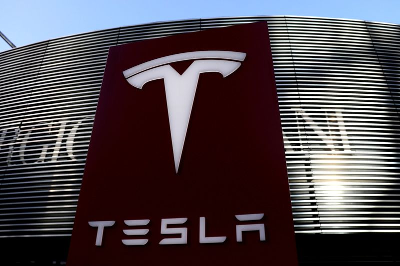 &copy; Reuters. FILE PHOTO: A logo of the electric-vehicle maker Tesla is seen near a shopping complex in Beijing, China January 5, 2021. REUTERS/Tingshu Wang/File Photo