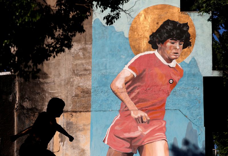 &copy; Reuters. لوحة جدارية تصور أسطورة كرة القدم الراحل دييجو مارادونا خارج استاد دييجو مارادونا في بوينس آيرس يوم 30 أكتوبر تشرين الأول 2021. تصوير: أوجستين 