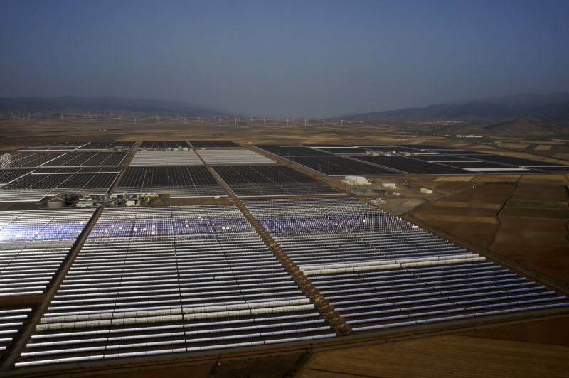 &copy; Reuters. FOTO DE ARCHIVO: Vista aérea de un parque solar cerca de Guadix, Andalucía, España, el 8 de agosto de 2015. REUTERS/Marcelo del Pozo  