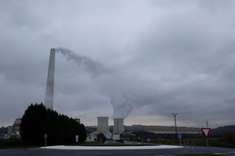 &copy; Reuters. La central de carbón operada por Endesa en As Pontes tras la reanudación de su actividad en un contexto de crecientes precios de la energía, en la provincia de A Coruña, Galicia, España, el 24 de noviembre de 2021. REUTERS/Miguel Vidal