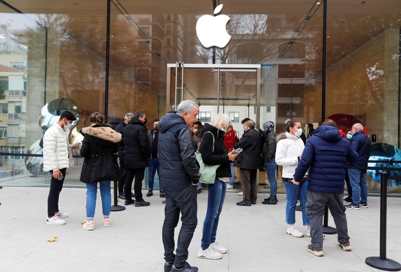 © Reuters. People wait in line to enter an Apple store in Istanbul, Turkey November 24, 2021. REUTERS/Dilara Senkaya