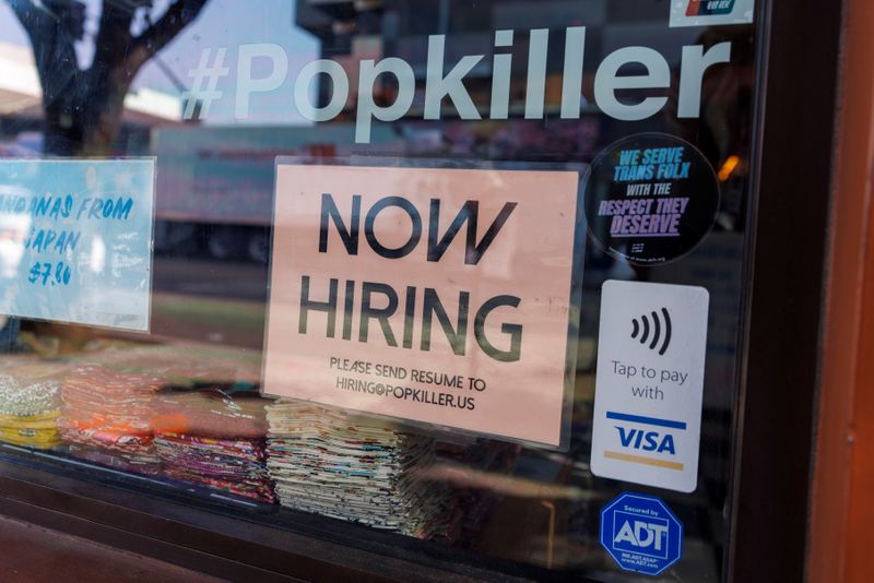 &copy; Reuters. Restaurante de Los Angeles, na Califórnia, sinaliza oportunidades de emprego
16/11/2021
REUTERS/Mike Blake