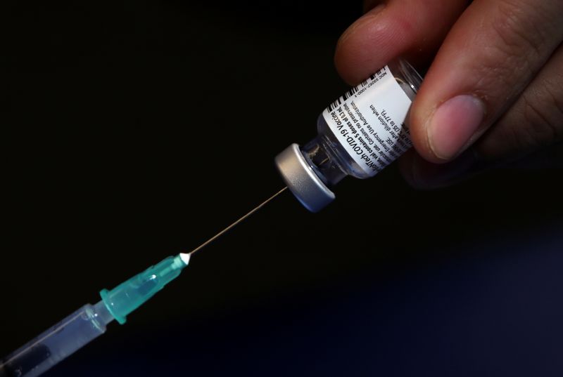 &copy; Reuters. Profissional de saúde prepara seringa para aplicação de vacina contra Covid-19 em Bruxelas
03/20/2021 REUTERS/Yves Herman
