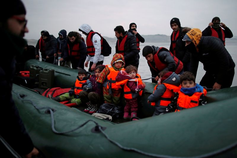 &copy; Reuters. Migrantes en bote de goma en la costa francesa se disponen a cruzar a Inglaterra a través del Canal de la Mancha, Wimereux, Francia, 24 noviembre 2021.
REUTERS/Gonzalo Fuentes