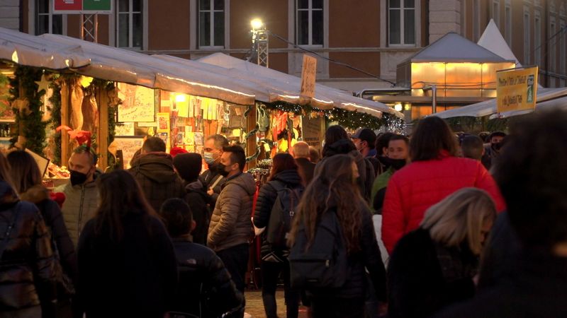 &copy; Reuters. Visitantes fazem compras em Mercado de Natal em Trento, na Itália
21/11/2021 REUTERS/Matteo Berlenga