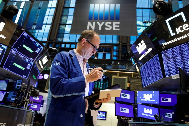 © Reuters. La Bourse de New York a ouvert mercredi en baisse. Dans les premiers échanges, l'indice Dow Jones perd 0,61% et le Standard & Poor's 500, plus large, recule de 0,51%. Le Nasdaq Composite cède 0,73%. /Photo prise le 8 novembre 2021/REUTERS/Brendan McDermid