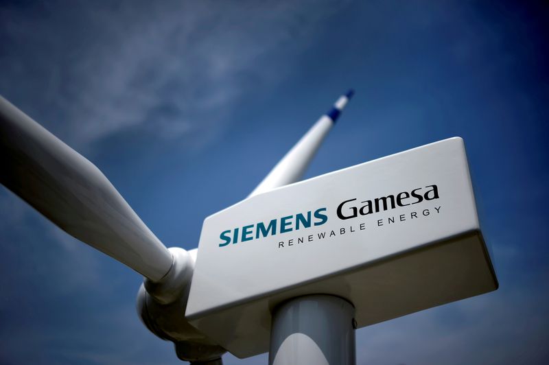 © Reuters. FILE PHOTO: A model of a wind turbine with the Siemens Gamesa logo is displayed outside the annual general shareholders meeting in Zamudio, Spain, June 20, 2017. REUTERS/Vincent West/File Photo