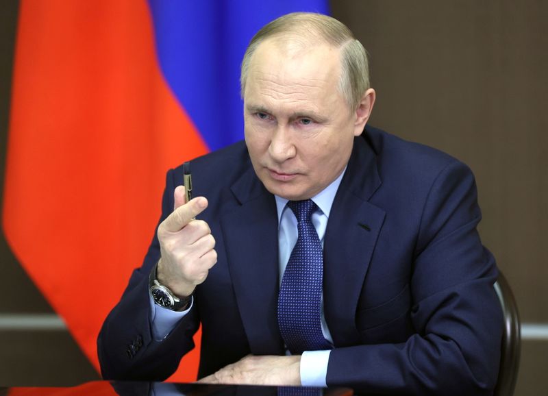&copy; Reuters. Russian President Vladimir Putin attends a meeting with government members via a video link in Sochi, Russia November 24, 2021. Sputnik/Mikhail Metzel/Pool via REUTERS 