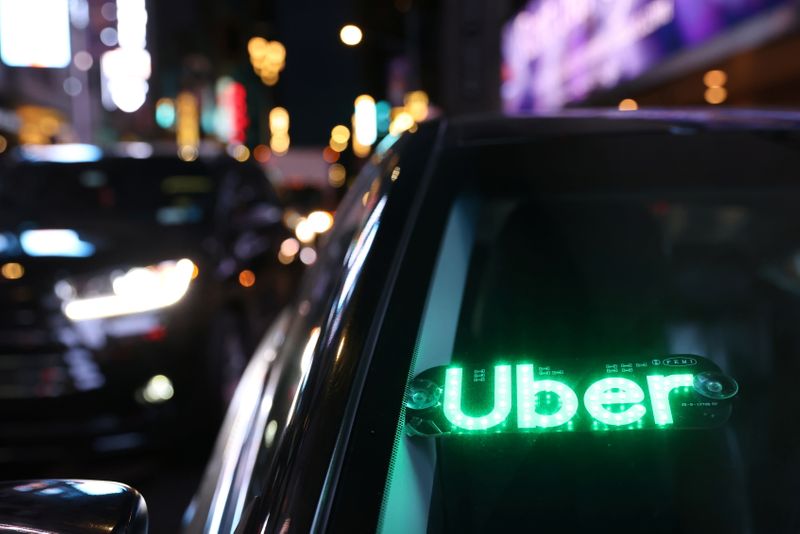 © Reuters. FILE PHOTO: The logo for Uber Technologies is seen on a vehicle in Manhattan, New York City, New York, U.S., November 17, 2021. REUTERS/Andrew Kelly