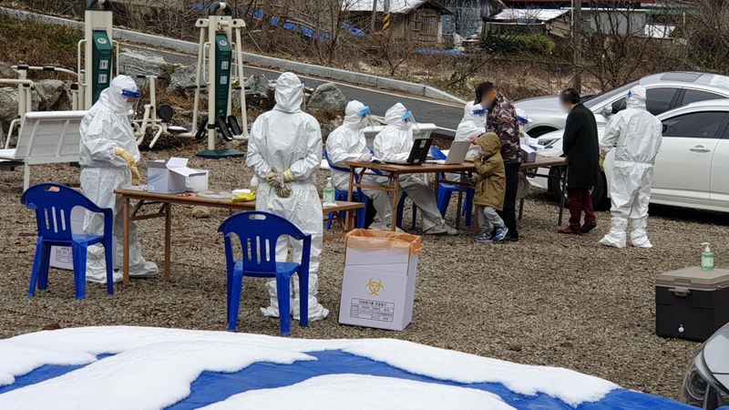 &copy; Reuters. 新型コロナウイルス感染者が再び急増している韓国で、首都ソウル南部・天安市の宗教施設で新型コロナウイルスの集団感染が発生したことが分かった。写真は２３日撮影。サードパーティ