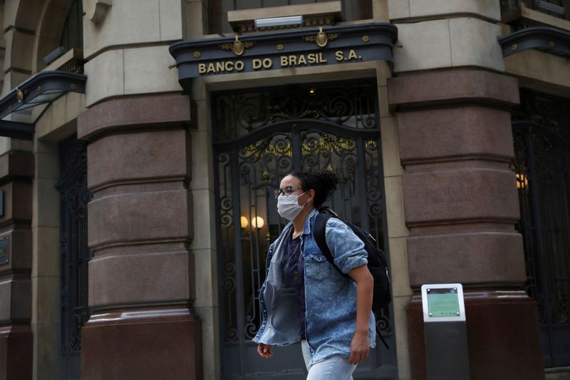 &copy; Reuters. Mulher de máscara no centro de São Paulo
24/03/2020
REUTERS/Amanda Perobelli