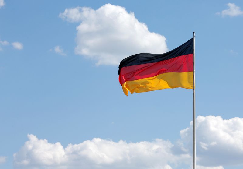 &copy; Reuters. FOTO DE ARCHIVO: La bandera nacional alemana en la Cancillería en Berlín, Alemania, 29 de abril de 2016.    REUTERS/Fabrizio Bensch - D1BETBDRTZAA