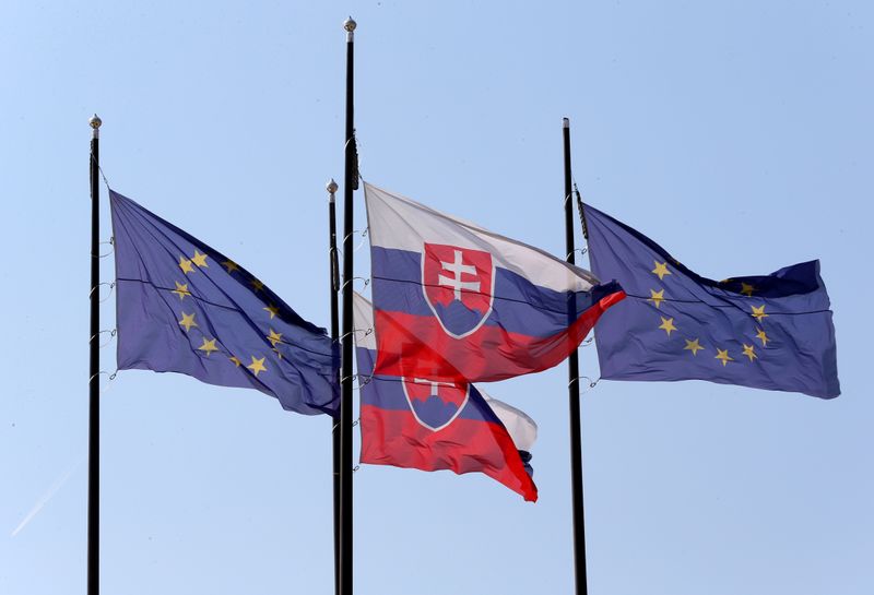 &copy; Reuters. La bandiera dell'Unione europea e la bandiera della Slovacchia a Bratislava.  REUTERS/Yves Herman