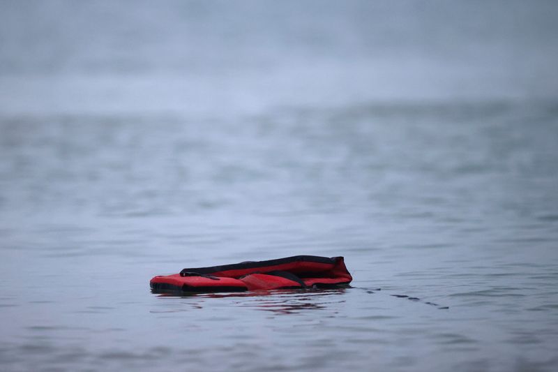 &copy; Reuters. Un gilet de sauvetage apparaît après qu'un groupe de migrants est monté dans un canot pneumatique afin de quitter les côtes du nord de la France et traverser la Manche, près de Wimereux, France. Au moins 31 migrants sont morts noyés dans le naufrage