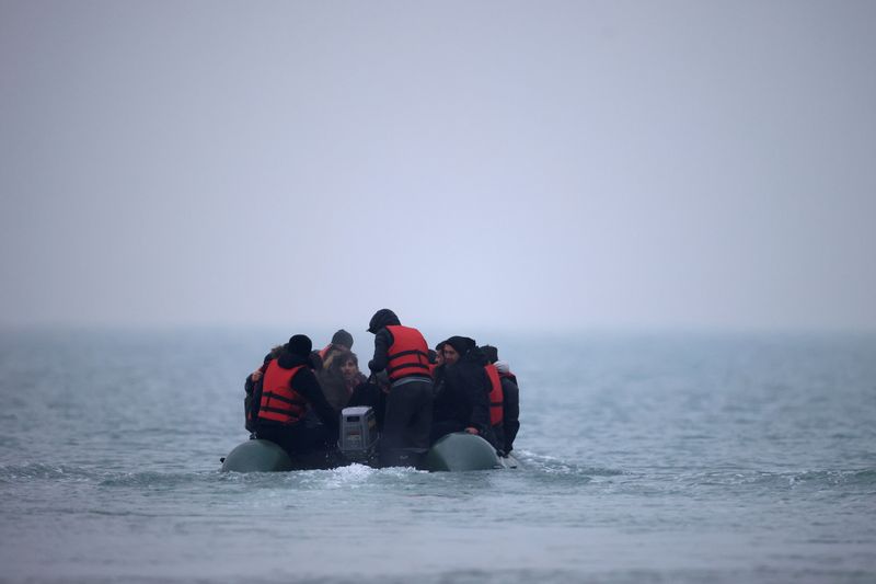 &copy; Reuters. Un grupo de más de 40 migrantes parten en un bote inflable desde la costa norte de Francia para hacer un peligroso cruce por el Canal de la Mancha hacia Reino Unido. Noviembre 24, 2021. REUTERS/Gonzalo Fuentes