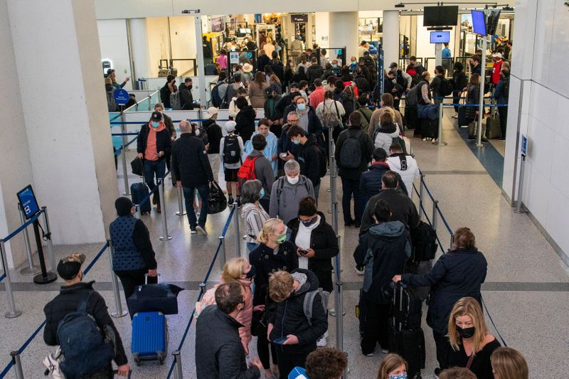 © Reuters. Passengers wait in line inside the terminal at Newark Liberty International Airport in Newark, New Jersey, U.S., November 24, 2021. REUTERS/Eduardo Munoz