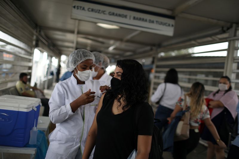 &copy; Reuters. Vacinação contra a Covid-19 no Rio de Janeiro
27/10/2021
REUTERS/Pilar Olivares