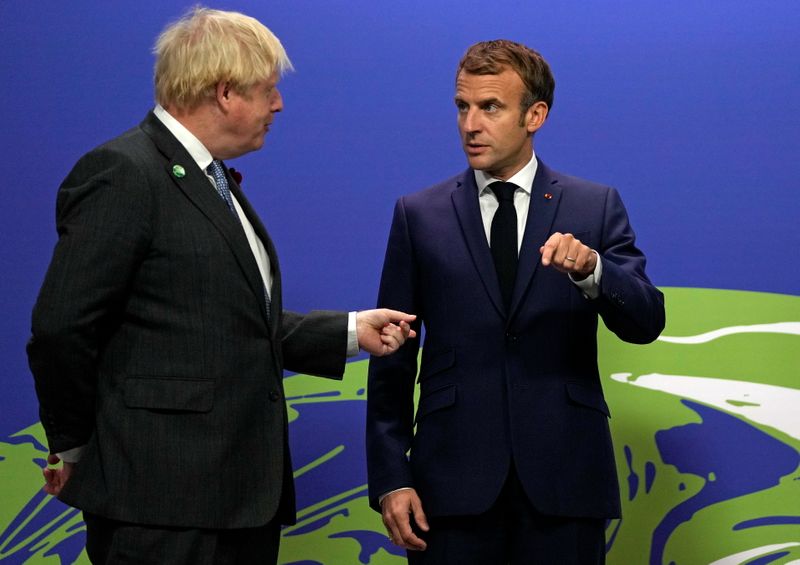 &copy; Reuters. Boris Johnson et Emmanuel Macron se sont entretenus mercredi à la suite du naufrage d'une embarcation de migrants dans la Manche ayant fait au moins 31 morts, a déclaré un porte-parole de Downing Street. /Photo prise le 1er novembre 2021/REUTERS/Alasta