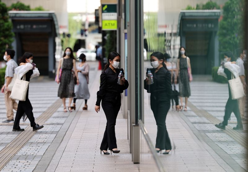 &copy; Reuters. FILE PHOTO: People wearing protective masks, amid the coronavirus disease (COVID-19) pandemic, make their way at a shopping district in Tokyo, Japan, August 25, 2021.   REUTERS/Kim Kyung-Hoon
