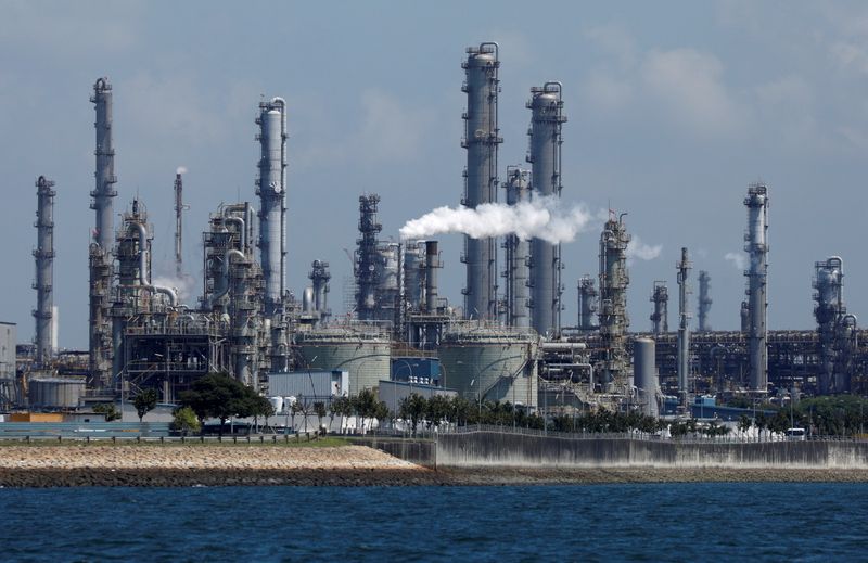 © Reuters. FILE PHOTO: A general view of Shell's Pulau Bukom petrochemical complex in Singapore July 15, 2019. REUTERS/Edgar Su