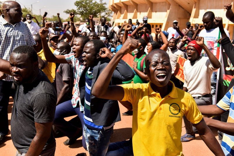 © Reuters. منظمات مجتمع مدني تنظم احتجاجا على هجوم على جنود في بوركينا فاسو للمطالبة باستقالة الرئيس ورحيل القوات الفرنسية في العاصمة واجاداجو يوم 16 نوفمبر تشرين الثاني 2021. تصوير: آن ميمو - رويترز.