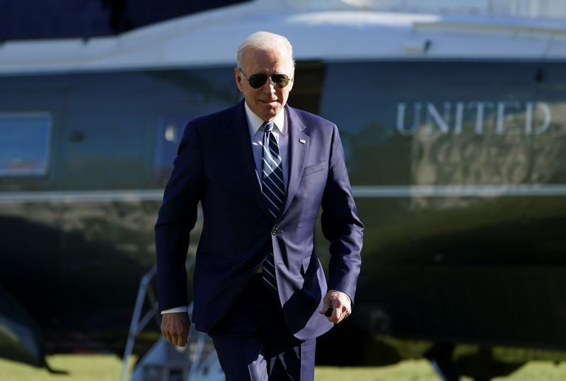 © Reuters. FILE PHOTO: U.S. President Joe Biden, who was given a physical this morning at Walter Reed National Military Medical Center, walks from Marine One upon his return to the White House in Washington, U.S., November 19, 2021. REUTERS/Kevin Lamarque     
